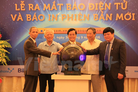 Các vị đại biểu nhấn nút ra mắt Báo điện tử Thế giới & Việt Nam.